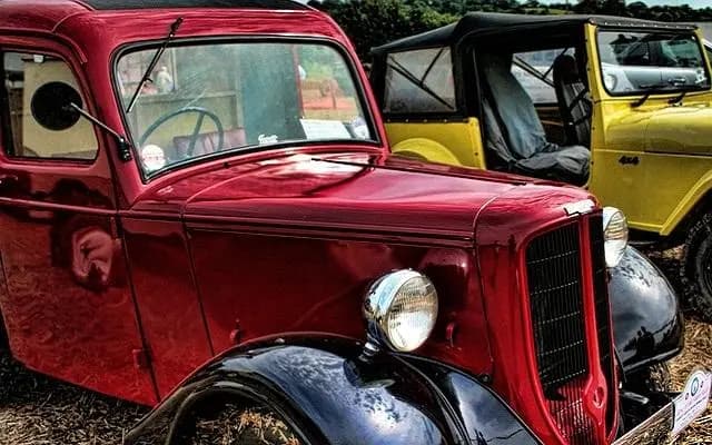 В центре Вены прошел парад ретро-автомобилей