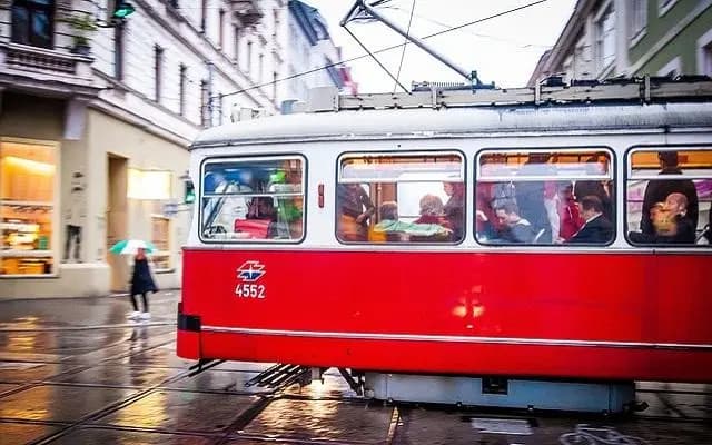 В Вене после столкновения мотоцикла с трамваем погиб байкер