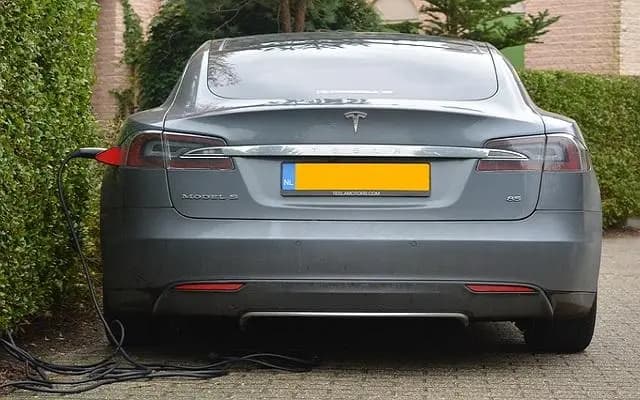 Автомобиль Tesla загорелся на автомагистрали S16 по непонятным причинам