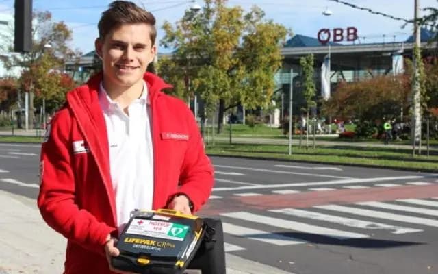 В Линце молодой человек смог спасти мужчину, потерявшего сознание на улице