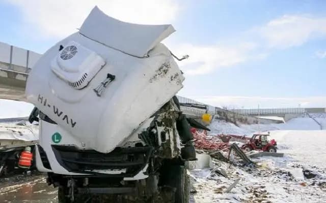 В Нижней Австрии перевернулась фура с десятками тонн мяса