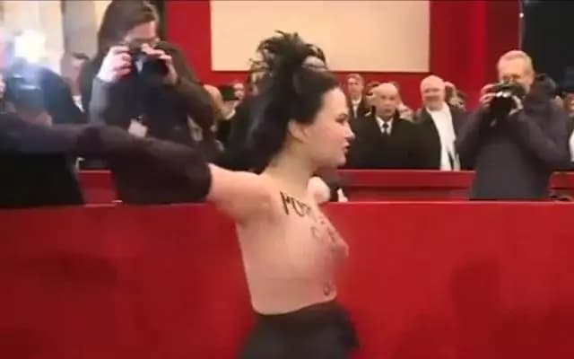 Активистка Femen оголилась перед Порошенко на Венском балу