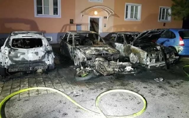 В Винер-Нойштадте сгорели несколько автомобилей