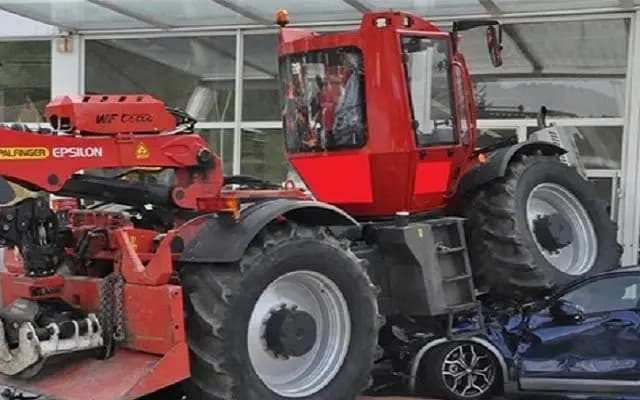 В Штирии трактор  въехал в здание автосалона - шесть поврежденных автомобилей и ущерб в сотни тысяч евро