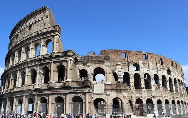 Подросток из Австрии попытался умыкнуть фрагмент римского Колизея