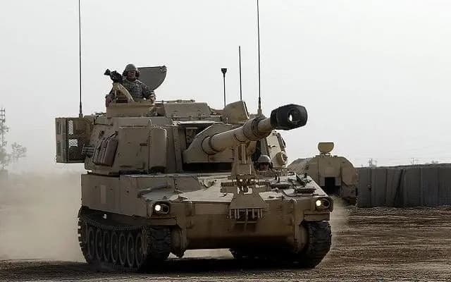 В Латвию из Австрии прибыло тяжелое вооружение