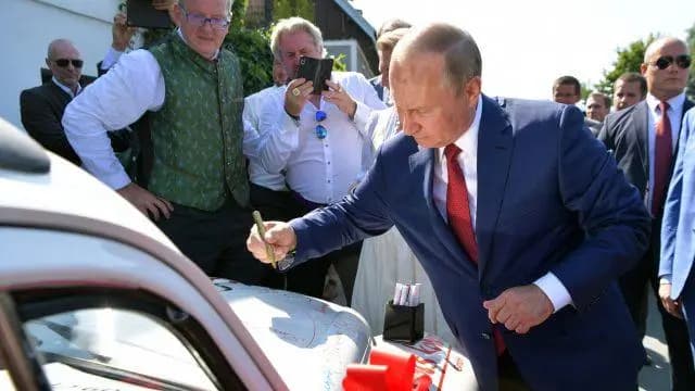Фольксваген "Жук"  с автографом  Путина продан с аукциона в Вене