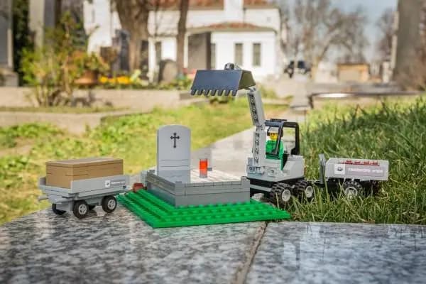 Музей похорон на Центральном кладбище Вены провел презентацию игрушек "Лего" на тему смерти