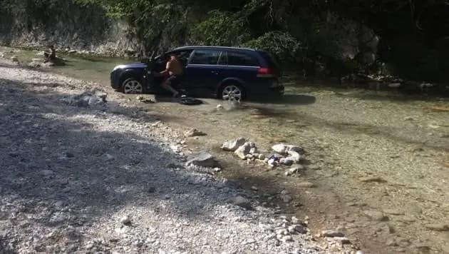 Водитель  загнал машину для  мойки прямо в горный ручей,  впадающий  в  Вольфгангсзее