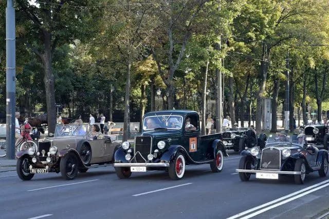 Vienna Classic Days 2019 - выставка  олдтаймеров прошла  перед Венской Ратушей