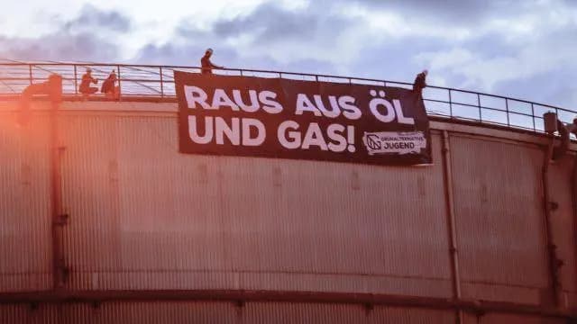 Полиция сняла блокаду с нефтебазы OMV в Лобау