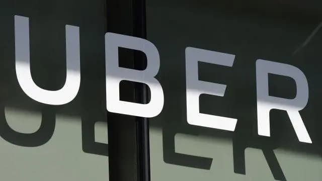 Тяжба вокруг такси Uber  — оказалось, что американская компания имеет лицензию туристического бюро