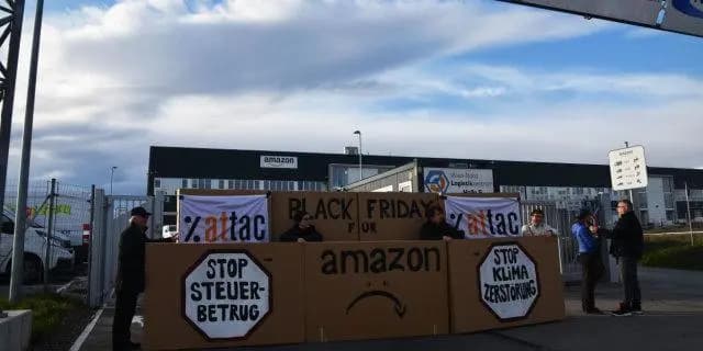 В "Черную пятницу" активисты  заблокировали распределительный центр Amazon под Веной