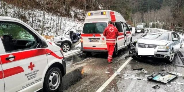 Рождественское чудо: автомобиль в катастрофе разорвало на две части, но водитель выжил