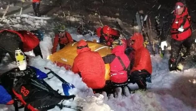 Горнолыжник выжил после пяти часов под снежной лавиной