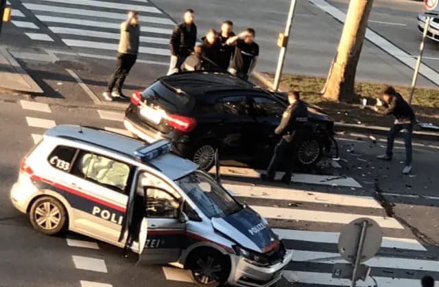 Трое пострадавших в результате ДТП с участием полицейской машины в Вене