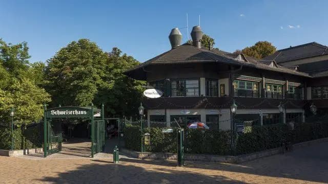 Легендарный Schweizerhaus в Пратере ищет официантов 3-го пола