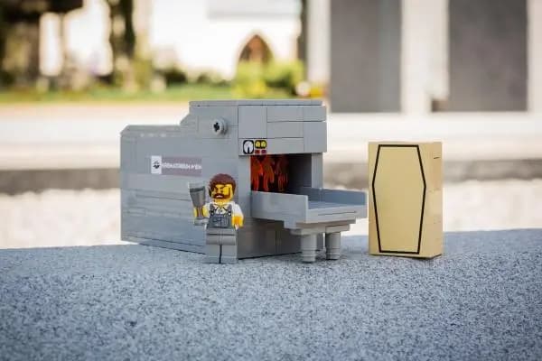 Похоронная служба Вены теперь предлагает тематические игрушки Lego для детей