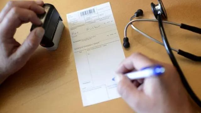 Врачи в Австрии начали выписывать рецепты по телефону