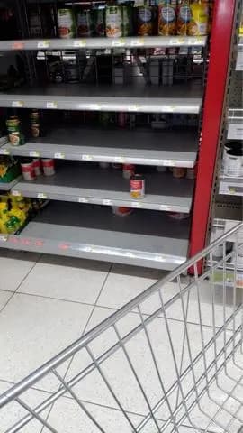 Коронавирус: австрийские супермаркеты отмечают рост спроса на продукты длительного хранения