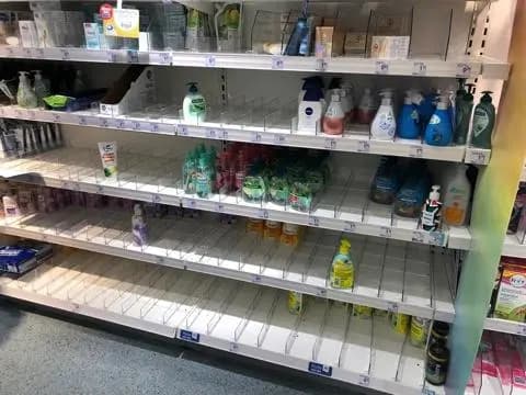 Коронавирус: австрийские супермаркеты отмечают рост спроса на продукты длительного хранения
