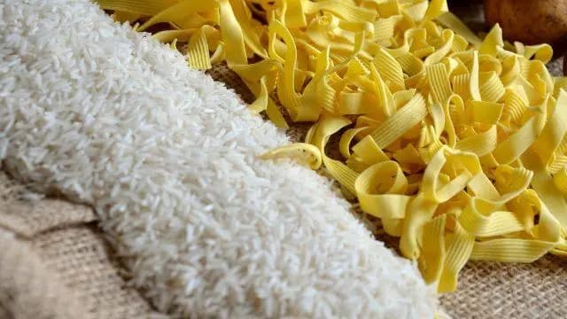 Коронавирус: австрийские супермаркеты отмечают рост спроса на продукты длительного хранения
