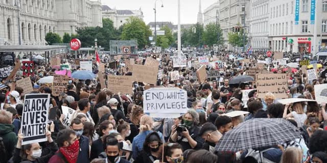 50 000 человек на демонстрации против расизма #BlackLivesMatter в Вене: риск новой волны коронавируса