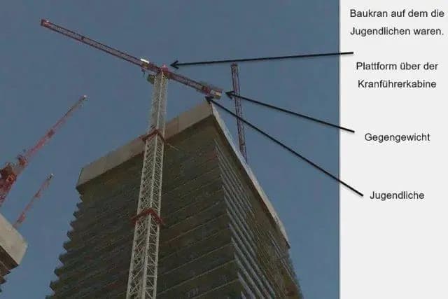 Спецподразделение WEGA сняла трех молодых людей со строительного крана в Вене