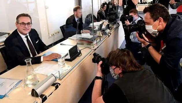 В четверг  при  огромном стечении журналистов начались  официальные слушания по  делу Ибицы