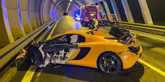 Лихая поездка на дорогом McLaren по A12 закончилась грудой металла