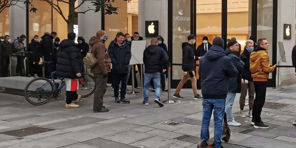 Фанаты iPhone опять выстроились в очередь перед Apple Store 