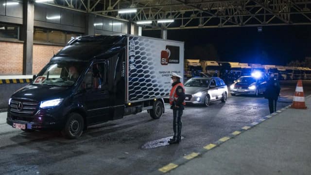 Первый груз с вакциной под охраной полиции прибыл в Вену