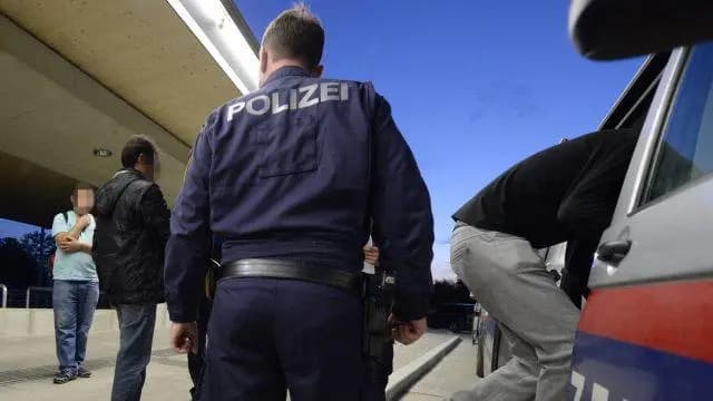 Полиция задержала группу беженцев в районе Брук-ан-дер-Лайта