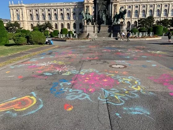 Власти ввели запрет на вход на площадь вокруг памятника Марии Терезии