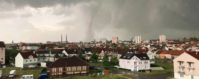 Разрушительное торнадо обрушилось на деревни Чехии на границе Австрии: до 1 000 пострадавших