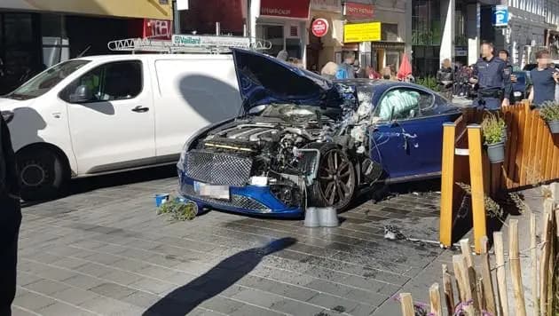 ДТП в Вене: водитель на Бентли въехал в уличный ресторан