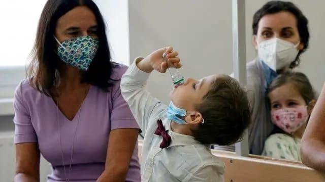Коронавирус в Австрии:  2 693 новых случая, врачи призвали к вакцинации из солидарности с онкологическими и сердечными больными, самый большой прирост новых инфекций с апреля, по всей стране на карантин закрыты одна школа и 72 класса