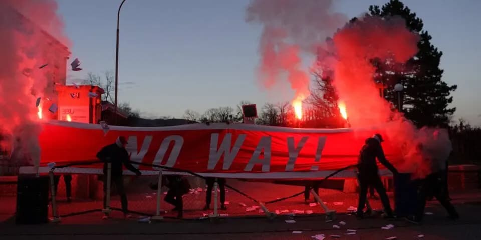 Протестная акция у центра по приему беженцев в Трайскирхене