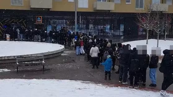 Сладкое слово "халява": жители Вены часами стоят за бесплатным донер-кебабом