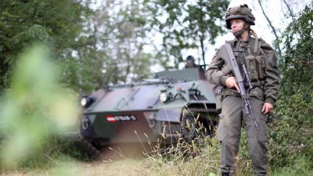 Для женщин с апреля возможна «добровольная срочная военная служба»