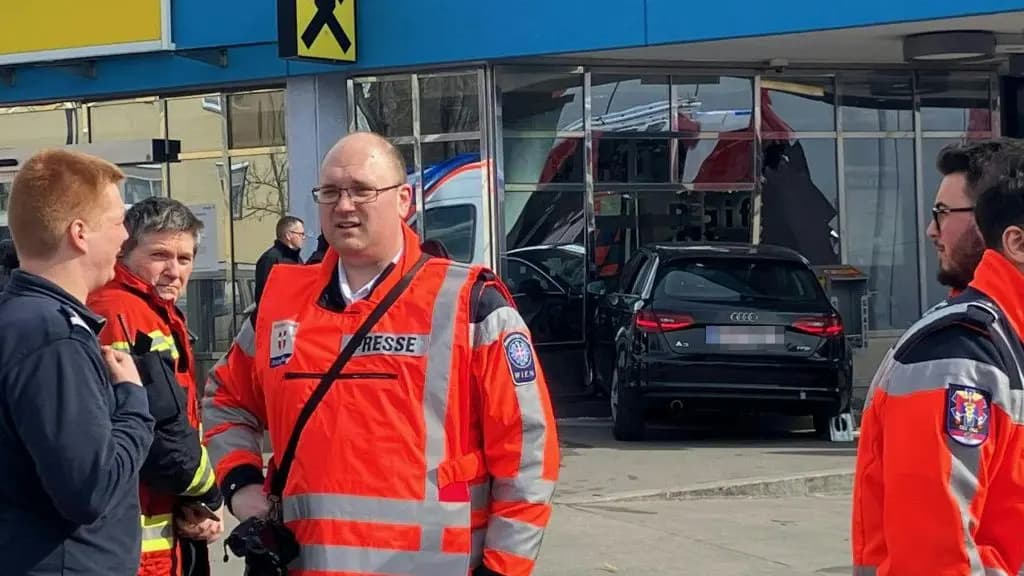 Женщина врезалась на автомобиле в фасад отделения банка в Вене