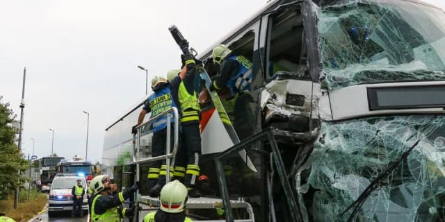 В столкновении двухэтажных автобусов в Нижней Австрии пострадали 9 человек