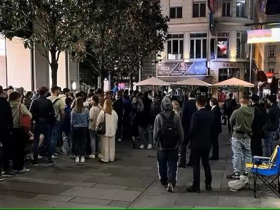 Только по 2 в руки: сотни поклонников айфонов разбили ночной лагерь перед Apple Store