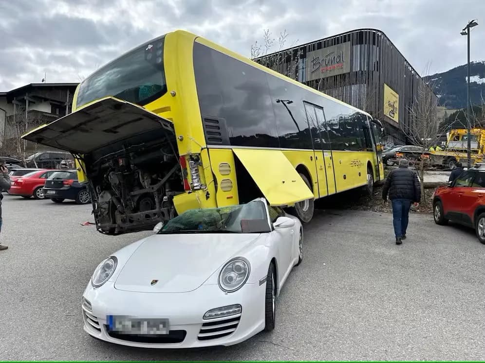 Впечатляющее ДТП: только дорогой Porsche смог остановить автобус без водителя 