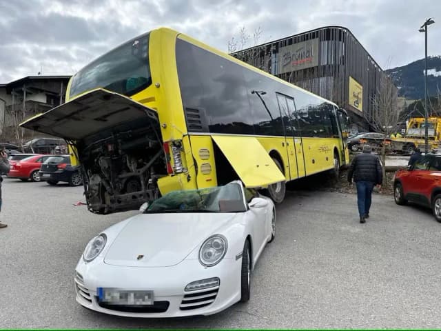 Впечатляющее ДТП: только дорогой Porsche смог остановить автобус без водителя 