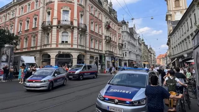 Выстрелы в центре Граца: трамваи стоят, многие переулки оцеплены