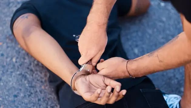 Родители застукали за сексом: 18-летний украинец пытался зарезать отца