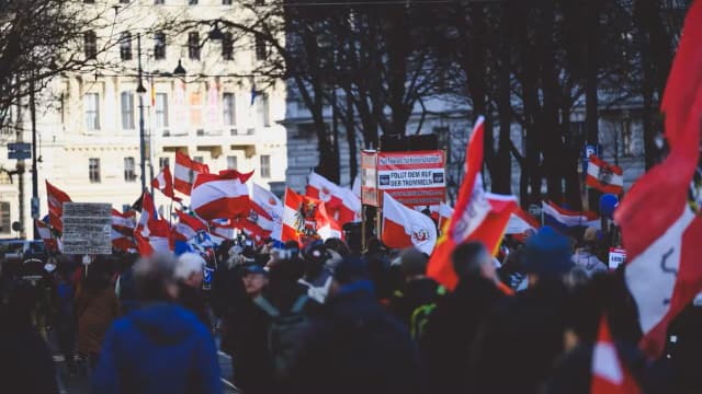 "На улицы!": сторонники FPÖ планируют мега-демонстрацию протеста