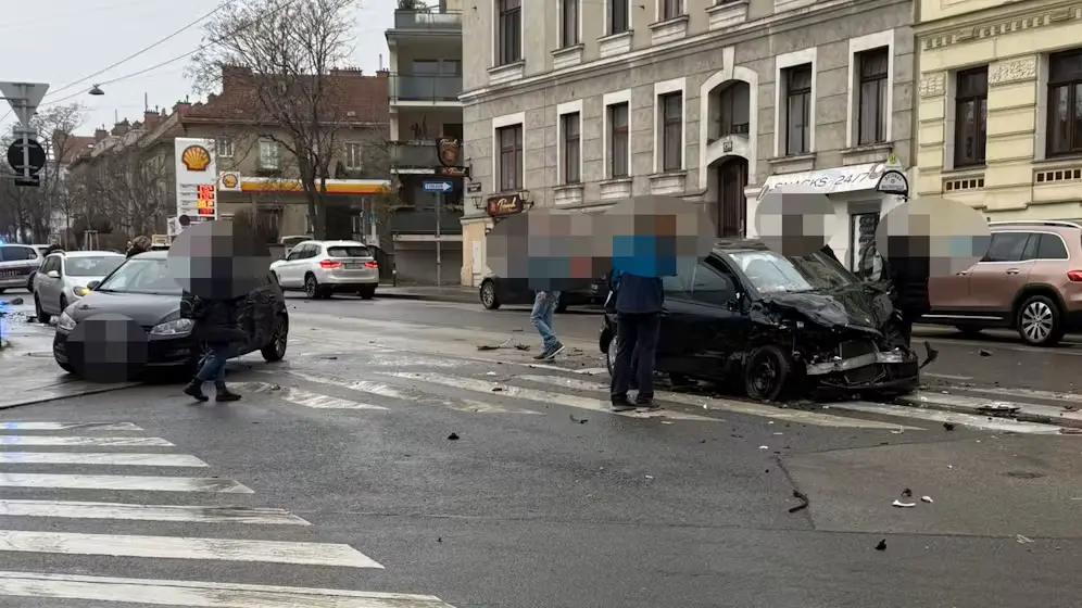 Хаос в Дёблинге: дама  врезалась сразу в пять автомобилей