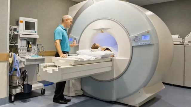 Двухклассовая медицина: дело о платном МРТ дошло до Верховного суда